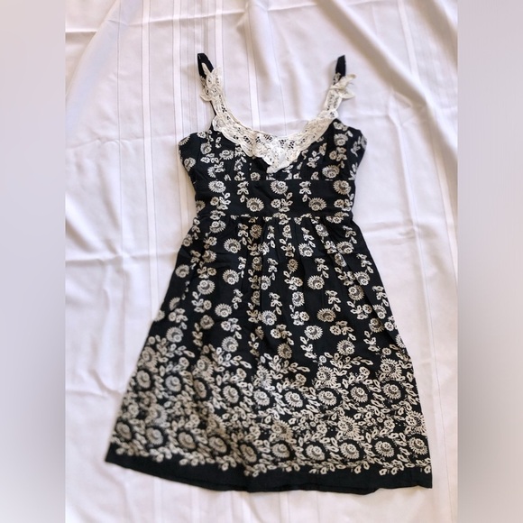 Navy and White Floral Dress with Lace Accents - Picture 5 of 16